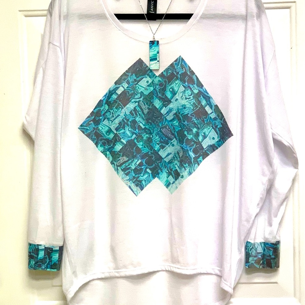 Custom made local artist long sleeve tee with matching necklace/earrings ladies